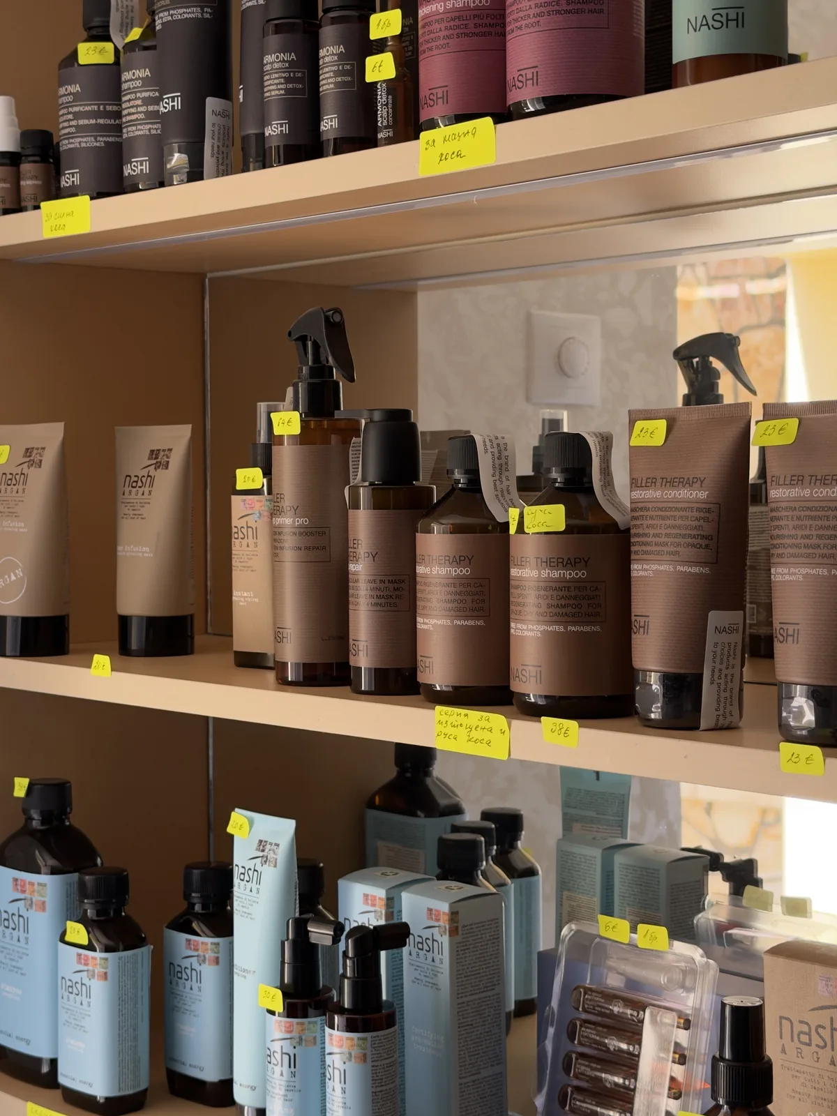 Витрина с професионална козметика Nashi Argan в салона в Дряново